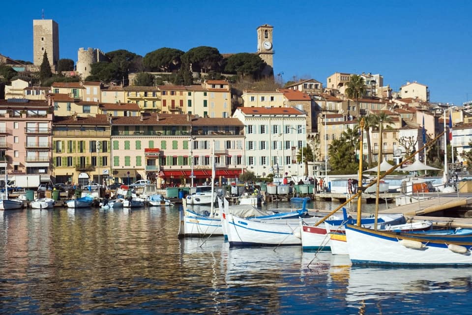 Barques colorées amarrées au Vieux Port de Cannes, point de départ de la balade