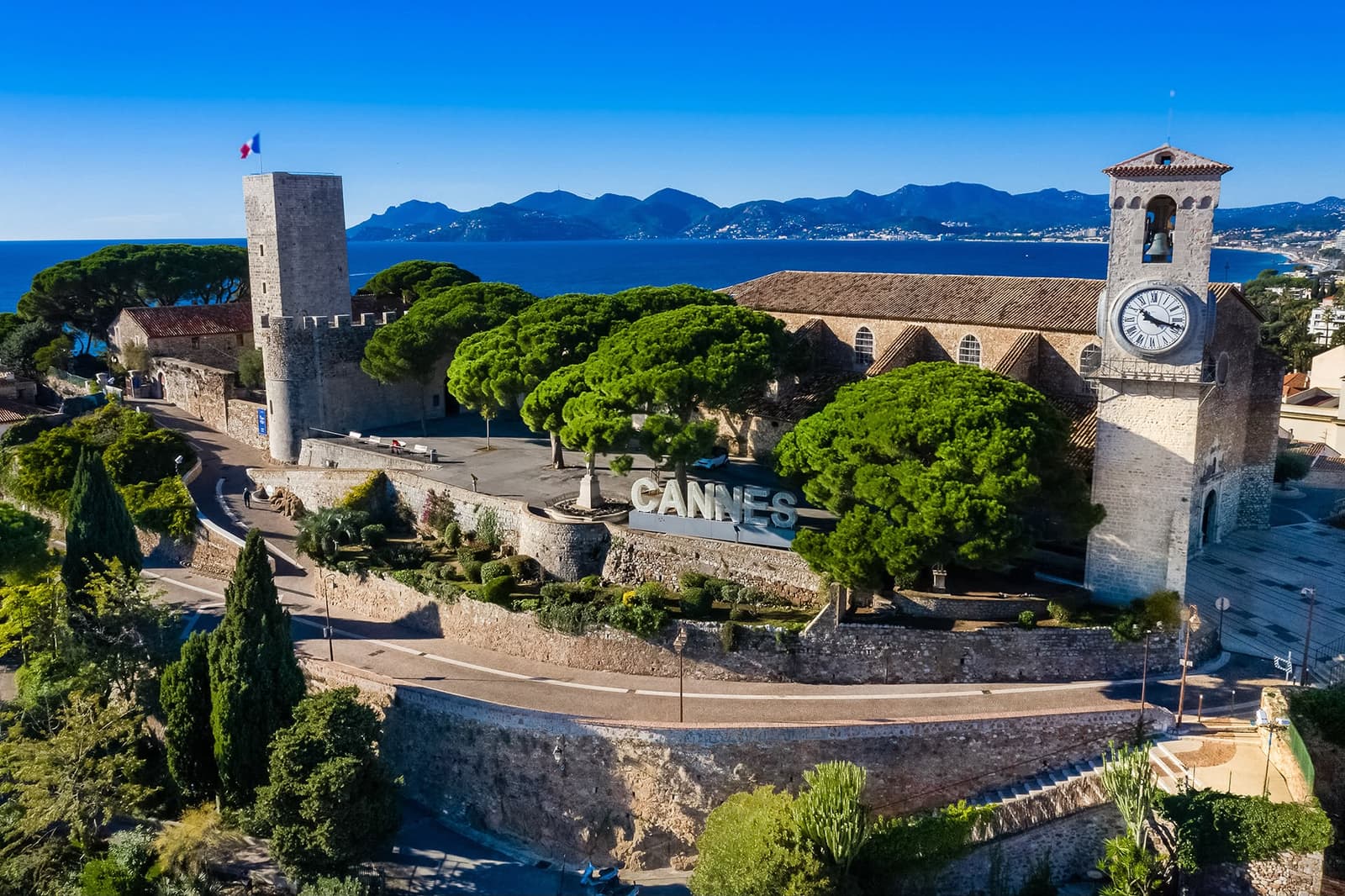 Vue aérienne du Suquet à Cannes, sa tour et son clocher dominant la baie