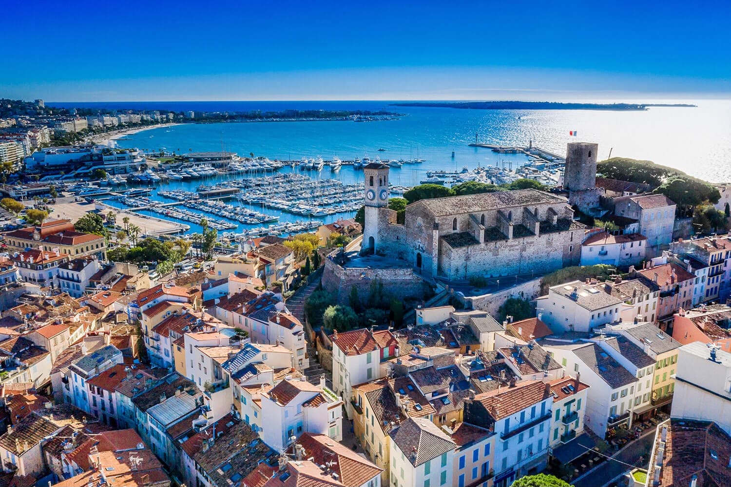La baie de Cannes vue du ciel, avec l’Estérel en toile de fond